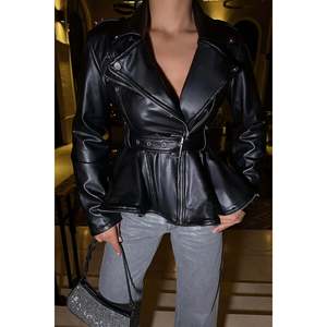 Veste en cuir noire pour femme avec fermeture éclair - Product Image 4