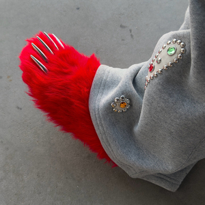 Mules <span class=keywords><strong>en</strong></span> <span class=keywords><strong>fausse</strong></span> <span class=keywords><strong>fourrure</strong></span> pour hommes avec logo personnalisé, motif patte d'animal et griffes métalliques, design artistique pour un style affirmé - Product Image 6