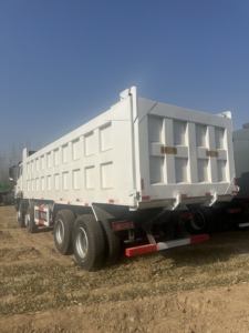 Camion benne basculante HOWO 8x4 371HP, 12 roues, Sinotruk, 31 tonnes, poids lourd 380 336 - Product Image 4