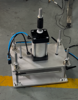 Machine de pressage et de capsulage pour couvercles de barils et bouchons en plastique de grands fûts