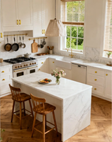 Cuisine et îlot en bois blanc de style américain personnalisés, design moderne et spacieux pour la cuisine à domicile