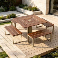 Ensemble de salle à manger d'extérieur moderne et simple, une table et quatre chaises, pour parc, jardin et allée de campus universitaire