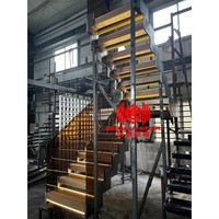 Escalier en bois à poutres en Z de conception nouvelle avec balustrade en verre teinté
