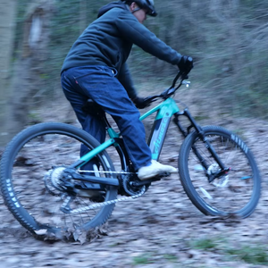 Bicyclette de <span class=keywords><strong>VTT</strong></span> électrique personnalisée en carbone de 29 pouces pour adulte, puissante, à entraînement central, batterie cachée et à longue portée - Product Image 6