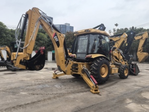 Chargeuse-pelleteuse multifonctionnelle d'occasion Caterpillar CAT 420F 4x4 avec moteur CAT d'origine et godet 4-en-1 - Product Image 3