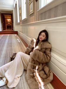 Cappotto Invernale di Lusso in Finta Pelliccia di Zibellino con Grande Cappuccio, Finto Zibellino Viola, Spesso e Caldo, Sexy Cappotto in Finta Pelliccia - Product Image 3