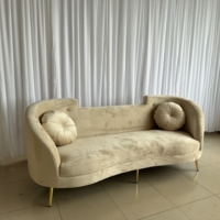 Sofá de Tres Plazas Curvo de Terciopelo Beige de Lujo con Patas Metálicas Delgadas Doradas para Vestíbulo de Hotel, Recepción de Bodas, Sala de Estar