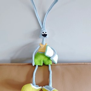 Kit DIY de <span class=keywords><strong>tissu</strong></span> brodé au crochet fait main - <span class=keywords><strong>Porte</strong></span>-clés poupée en fil de lapin aux longues oreilles 'Morning Grumpy Rabbit' (100% Acrylique) - Product Image 3