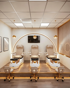 Diseño Moderno y Lujoso para Salón de Uñas: Pared de Exhibición de Esmaltes y Mesas de Manicura con Detalles en Dorado - Renovación Completa en un Solo Lugar - Product Image 5