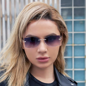 Gafas de Sol Modernas Sin Marco con Corte de Diamante para Mujer, Lentes de PC Negras con Protección UV400, Marco Pequeño Poligonal, Estilo Urbano, para Viajes y Conducción - Product Image 4