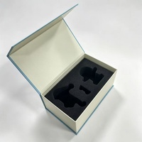 Boîte cadeau rigide à charnières personnalisée de haute qualité avec insert en mousse découpé sur mesure pour l'emballage de cosmétiques et de parfums
