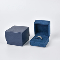 Boîte à bijoux en cuir de luxe avec logo personnalisé gravé, doublure en microfibre, vente en gros, expédition immédiate, étui cadeau pour bague, collier, pendentif, boucles d'oreilles