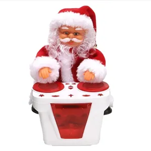 2023 क्रिसमस आलीशान गुड़िया प्रकाश संगीत सांता क्लॉस डबल ड्रम टेबलटॉप आउटडोर बच्चों के खिलौना अन्य क्रिसमस सजावट