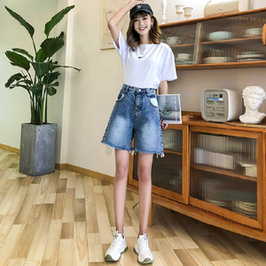 Shorts de mezclilla de cintura alta personalizados para mujer, de corte en A, pierna ancha, largo medio, con dobladillo deshilachado y bolsillos de parche en contraste - Product Image 1