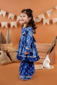 ชุดคุร์ตะผ้าฝ้ายพิมพ์ลายดอกไม้ Titrit พร้อมกางเกงปาลาซโซสีน้ำเงิน - Product Image 2