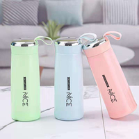 Bouteille d'eau en plastique à double paroi avec corde pour voyager Tasse à boire pratique