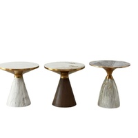 Table basse en fer moderne et minimaliste de luxe léger avec plateau en marbre ; finition épaissie aspect pierre pour salon, hôtel, maison