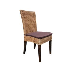 Silla Malaga con cojines de felpa y diseño elegante, que ofrece una comodidad encantadora que transforma tu acogedora sala de estar. - Product Image 2