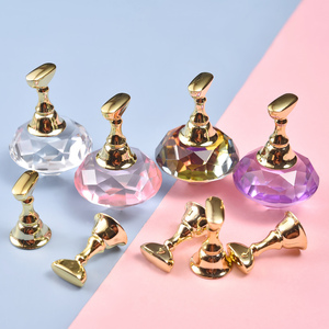 Support magnétique en forme de pièce d'échecs pour présentation d'ongles, outil d'entraînement et de pratique pour salon de manucure - Product Image 1