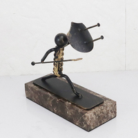Statue de gladiateur abstraite en fer et marbre, bronze foncé, faite à la main, artisanat de luxe moderne, guerrier avec lance et bouclier, accessoires pour la maison, vente en gros