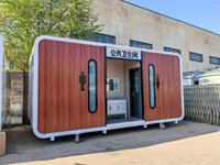 Toilettes portables préfabriquées modulaires à double cabine en panneaux composite imitation bois, sanitaires publiques pour sites touristiques, parcs et camping