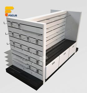 Espositore a doghe bianco con ripiani regolabili per riporre prodotti al dettaglio - Product Image 4