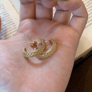 Orecchini a perno con trifoglio e perle, in stile retrò francese, con finitura spazzolata e diamanti, set di gioielli pesanti - Product Image 3