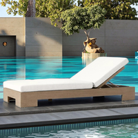 Chaise longue de piscine moderne et durable en rotin tressé avec structure en teck massif
