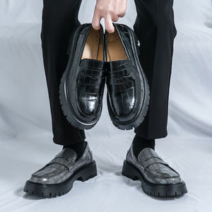 เทรนด์แฟชั่นย้อนยุค รองเท้าแบบสวม พื้นผิวหนัง รองเท้าพื้นหนาเพิ่มความสูง รองเท้าลำลองหนังสำหรับกิจกรรมกลางแจ้ง - Product Image 5