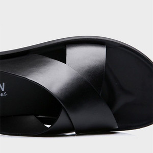 Versione coreana estiva ciabatte da <span class=keywords><strong>uomo</strong></span> in vera pelle <span class=keywords><strong>scarpe</strong></span> da spiaggia alla moda da esterno <span class=keywords><strong>con</strong></span> Design antiscivolo morbido e fresco - Product Image 4