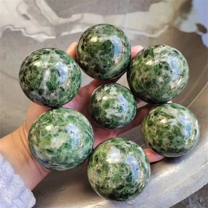 Hoogwaardige Zeldzame Natuurlijke Kristallen Genezende Ballen Groothandel Groene Diopside Kristallen Bollen Voor Geschenk