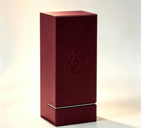Boîte cadeau rigide de luxe personnalisée avec fermeture magnétique, structure verticale fendue, motif rose en relief, impression quadricolore, boîte en papier