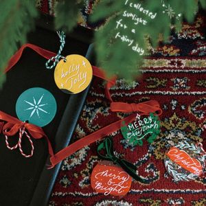 Étiquettes suspendues en acrylique personnalisées avec impression sérigraphique, finition brillante transparente, étiquette en plastique pour les magasins de vêtements - Product Image 2