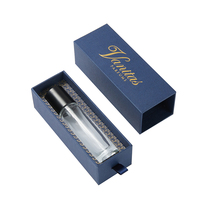 Boîte d'emballage de parfum 10 ml avec poignée en ruban, texture papier, logo gaufré feuille d'or et doublure en mousse EVA pour cosmétiques et soins de la peau