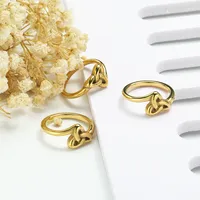 Bague en acier inoxydable plaqué or exquise, élégante bague à nœud trinitaire, bijou de doigt délicat pour un usage quotidien, cadeau pour femmes