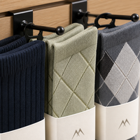 Présentoir mural à lattes personnalisé pour chaussettes avec cadre métallique et panneau graphique montagne pour la merchandising au sol en magasin de détail