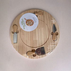 Planche à découper en bois en forme de sapin de Noël avec 4 couteaux à fromage, ensemble de service pour pizza et fruits, durable, antidérapant, antibactérien - Product Image 2