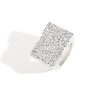 แหวนสี่เหลี่ยมผู้ชายลายตัวอักษรภาษาอังกฤษสไตล์ฮิปฮอป ทองแดงคุณภาพสูงฝังเพชรซิร์คอน - Product Image 1