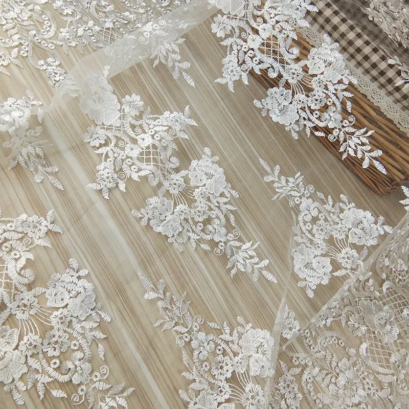 Hermosa tela de encaje de tul con bordado de flores para vestido de boda