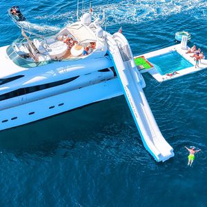 Piscine gonflable flottante haut de gamme pour yacht, avec toboggan aquatique, pour des jeux aquatiques de luxe et des aventures relaxantes en mer - Product Image 2