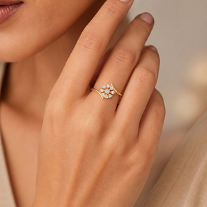 Anillo de Diamantes con Racimo de Flores en Oro Amarillo con Engaste Pavé, Anillo de Compromiso Romántico para Mujer - Product Image 3