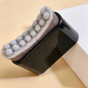 Brosse de massage lymphatique dorée pour le visage, conçue ergonomiquement pour s'adapter parfaitement à la peau, idéale pour le drainage lymphatique et la massage à sec. - Product Image 2