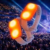 Bracelets LED à télécommande avec logo personnalisé pour événements promotionnels, bracelets lumineux en gros, fournisseur d'usine
