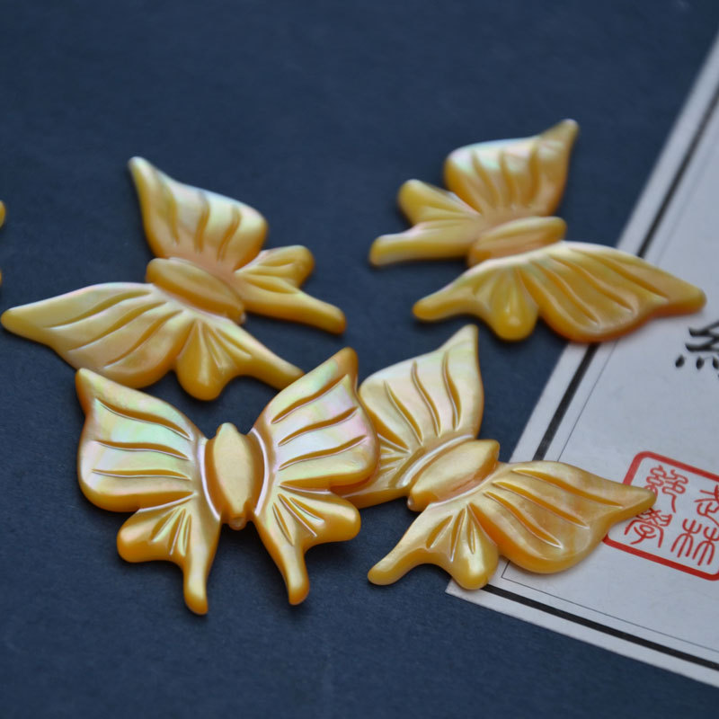 Una concha de mariposa amarilla (seleccionada al azar)