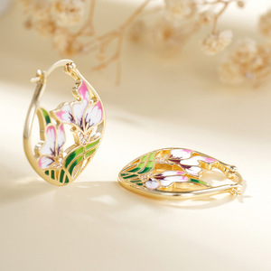Orecchini Pendenti Floreali Smaltati Color Oro per Donne, Gioielli di Moda Freschi e Pastorali per Vacanze - Product Image 6
