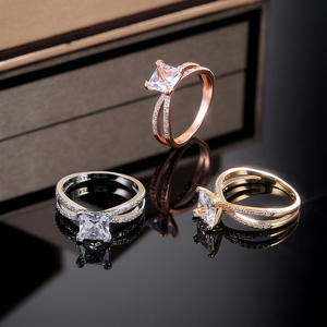 Anello di Fidanzamento F515 con Diamante Taglio Princess in Oro Massiccio 18K con Incastonatura a Pavé, Gioielleria Raffinata per Donne - Product Image 6