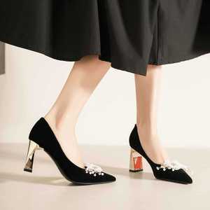 7777L-003 Escarpins de mariée en daim à bout pointu, talon carré, talon haut, décoration florale, chaussures de mariage confortables - Product Image 1