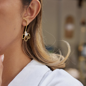 ต่างหูรูปทรงดอกไม้ประดับมุก สแตนเลส สวมใส่ได้ทุกวัน - Product Image 3