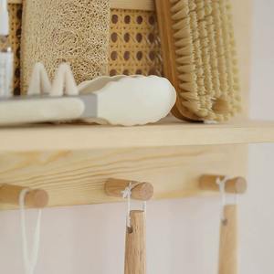 Scaffale portaoggetti a due livelli in legno massello e rattan in stile giapponese con gancio da parete intrecciato per chiavi, giornali e riviste, ideale per dormitorio - Product Image 2