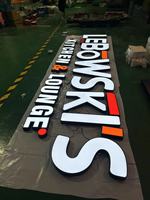 Panneau électronique LED personnalisé illuminé Frontlit Building Shop Name Board pour une utilisation commerciale en plein air pour les façades de l'entreprise